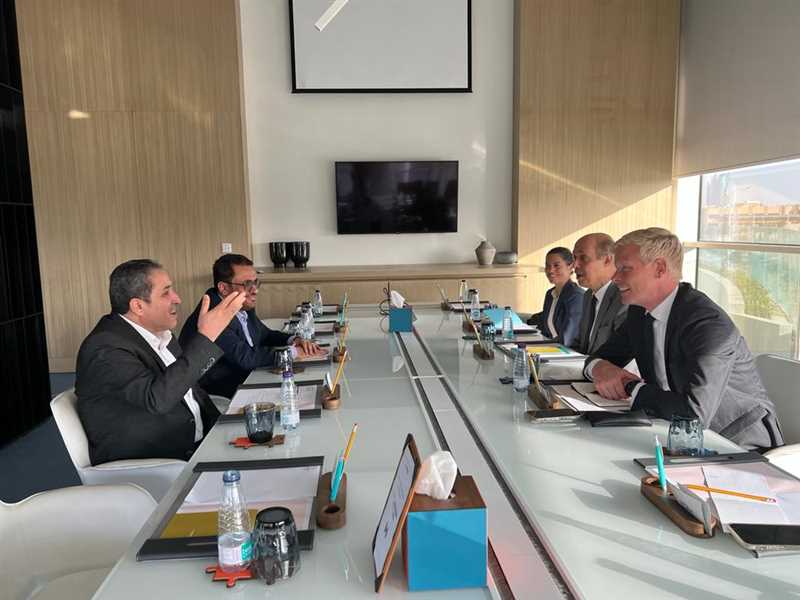 الهجري خلال لقائه بالمبعوث .. الاعتداء على تعز يؤكد أن المليشيا لا تؤمن إلا بالعنف ويطالب الامم المتحدة بموقف يرقى لمستوى الجريمة.