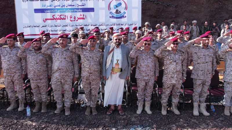 بحضور اللواء العرادةوالفريق بن عزيز ..حفل تخرج عدد من الدورات التأهيلية والتخصصية بمأرب.