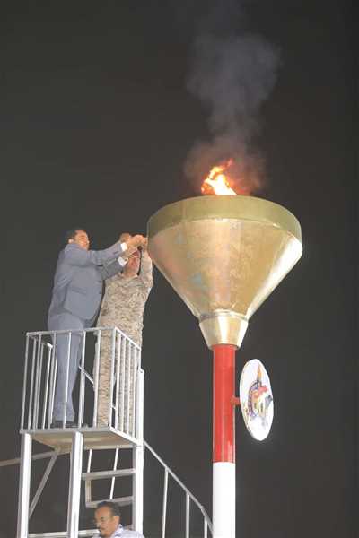 بحضور اللواء العرادة ..رئيس الأركان ووزير الشباب والرياضة يوقدا شعلة ثورة 26 سبتمبر بمأرب.