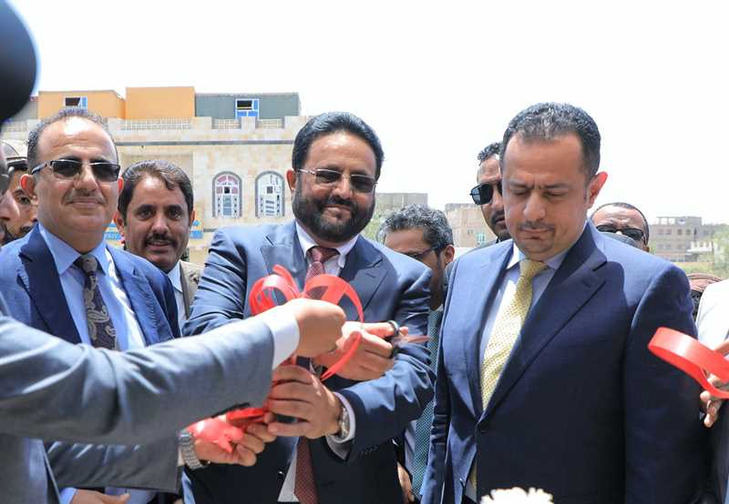 العرادة ومعين عبدالملك يفتتحان فرعي بنك الكريمي والتضامن بمأرب