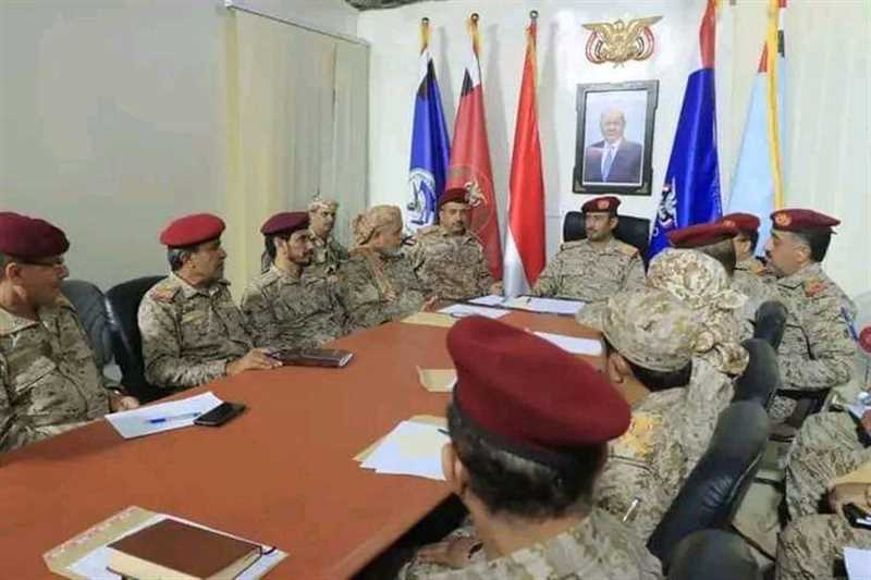 خلال اجتماعا موسعا بالقيادات في المناطق العسكرية والقطاعات ..رئيس الأركان يشيد ببسالة الجيش وتصديه الحازم لهجمات مليشيا الحوثي.