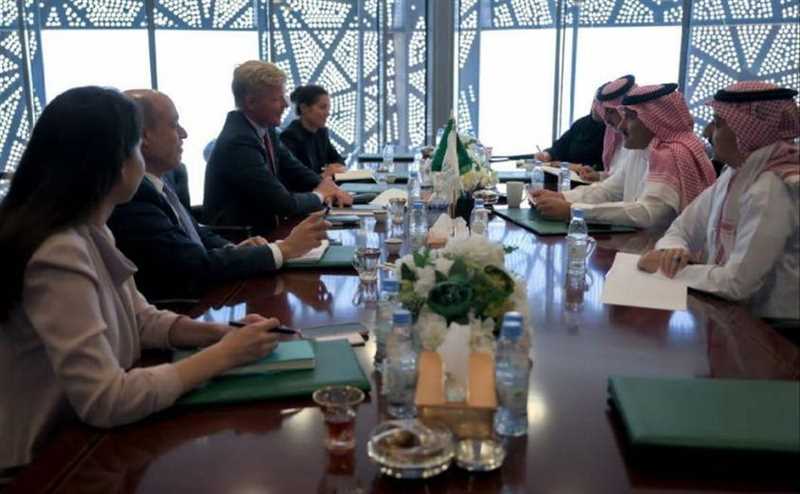 المبعوث الأممي  وآل جابر يبحثان جهود تمديد الهدنة في اليمن