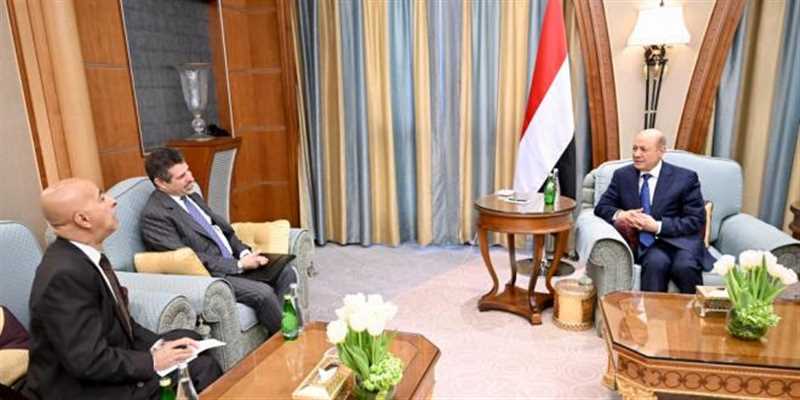 الرئيس العليمي يناقش مع السفير الامريكي تداعيات الإرهاب الحوثي ويشيدبالجهود الأمريكية في اعتراض سفن التهريب الايرانية.