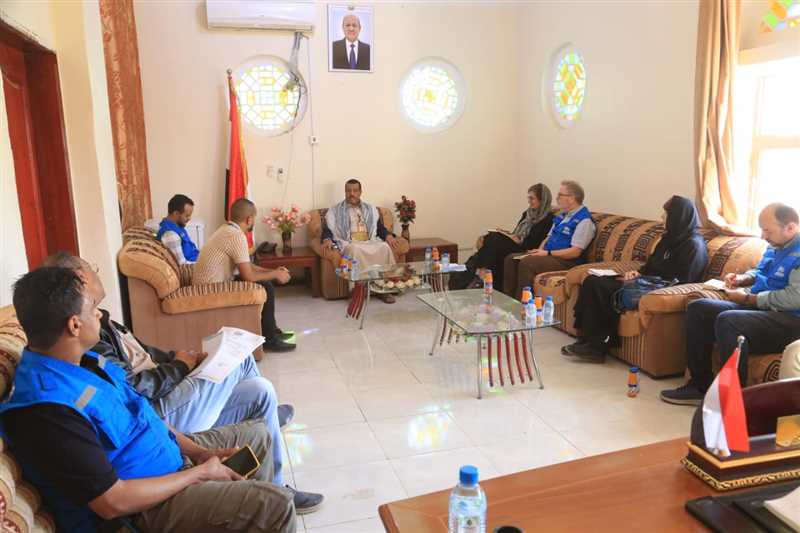 الوكيل مفتاح يناقش مع فريق مفوضية اللاجئين تدخلاتها في مأرب