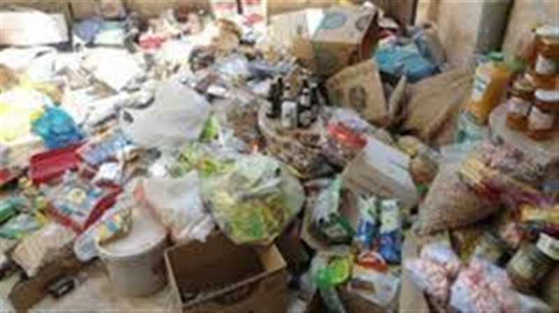 مكتب الصناعة بمأرب يضبط مخزناً لاعادة التعبئة والغش للمواد الغذائية المنتهية.