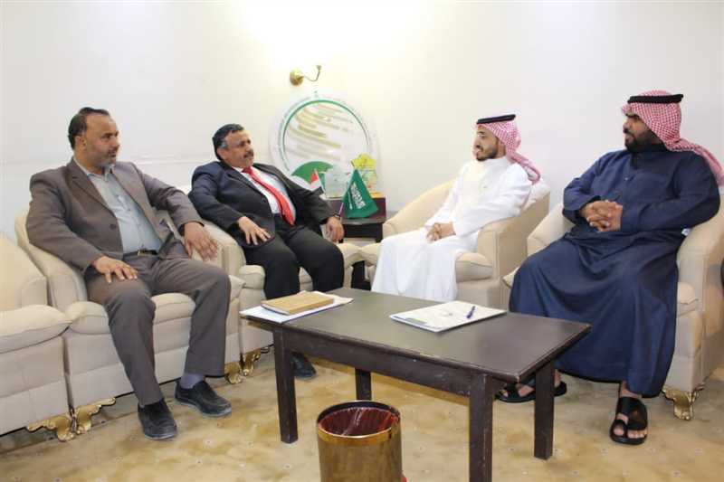 وكيل محافظة الجوف الحاشدي يناقش مع مركز الملك سلمان احتياجات نازحي المحافظة.
