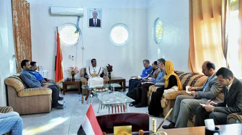 مارب وكيل المحافظة يناقش مع مفوضية اللاجئين توسيع الجهود الإنسانية ومواجهة احتياجات النازحين.