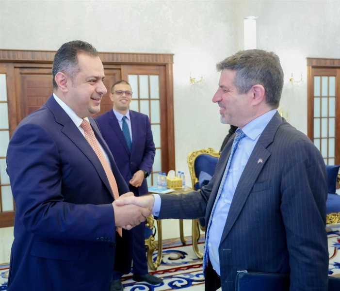 السفير الأمريكي يبحث مع الحكومة آثار الاستهدافات  الحوثية للمنشآت على الجانب الاقتصادي.