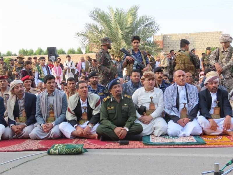 الجموع يؤدون  صلاة العيد بحضور قيادات من السلطة المحلية مأرب