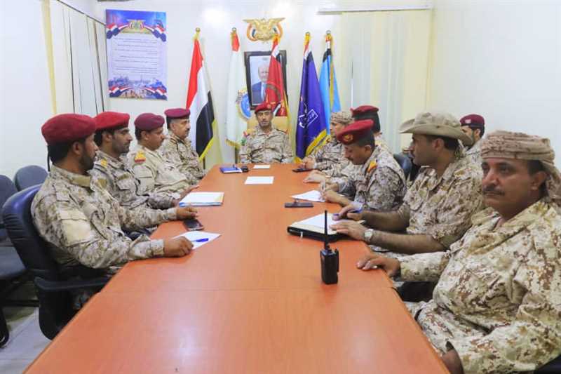 رئيس الأركان بن عزيز يناقش أوضاع وجاهزية قوات محور عتق.