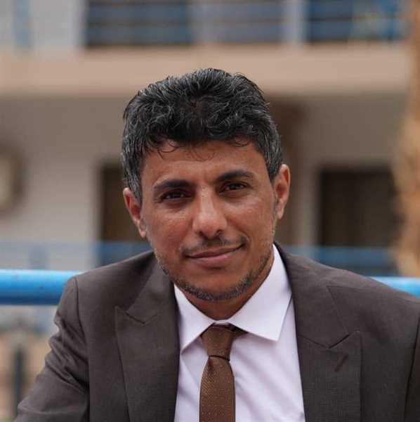 الصحفي الوليدي يروي قصة وفاة أسير في سجون الحوثي ووحشية المرتضى.