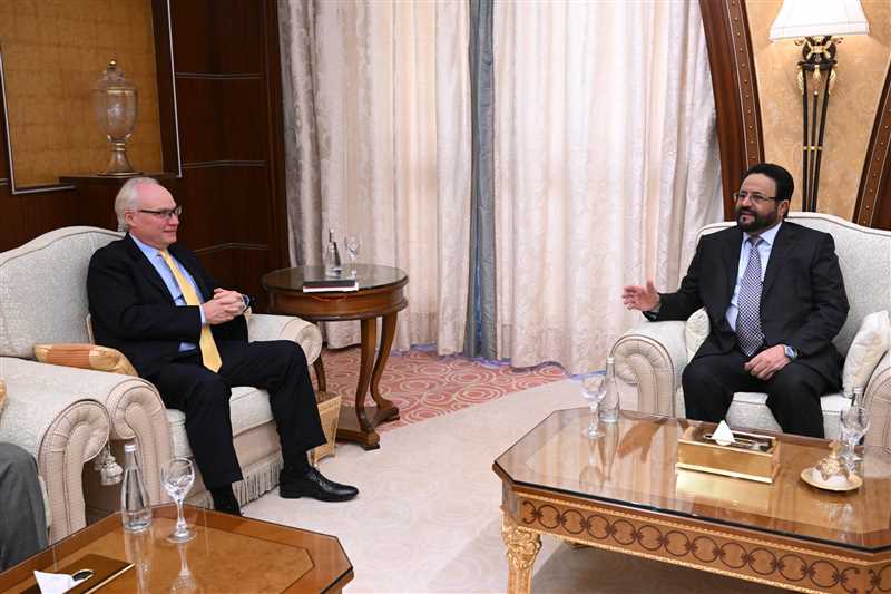 اللواء العرادة خلال لقاءه المبعوث الأمريكي إلى اليمن.سيتم مراجعة كافة الإجراءات المتصلة بميناء الحديدة ومطار صنعاء.