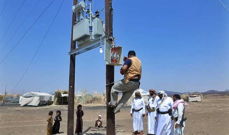 على نفقة السلطة المحلية.. كهرباء مأرب تستكمل توصيل الخدمة لـ مخيمات سائلة وبطحاء الميل.