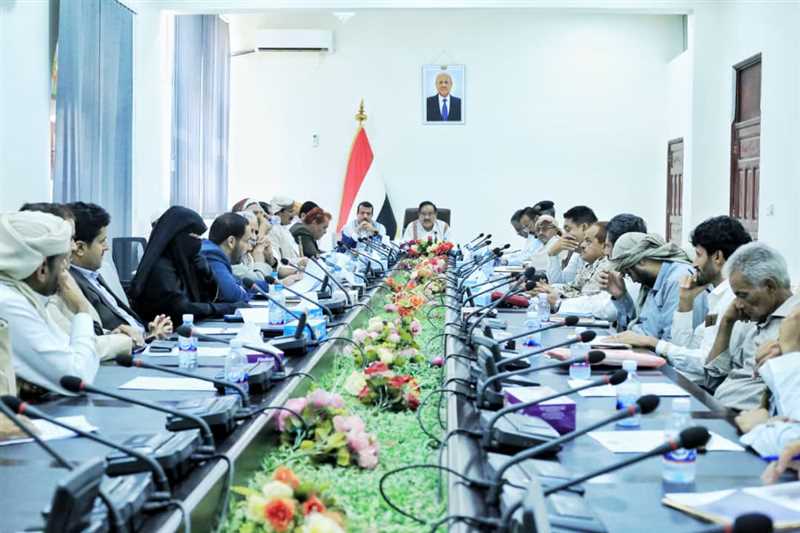 خلال استعراضه تقرير أداء عدد من المكاتب الخدمة تنفيذي مأرب يثمن الدور المجتمعي المساند للأجهزة الأمنية في كشف العديد من الخلايا الإرهابية الحوثية.