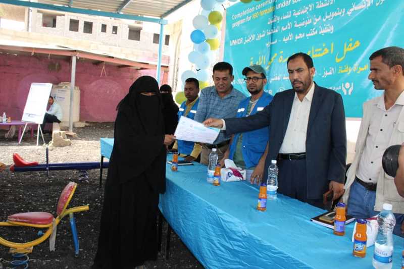 مأرب:اختتام برنامج لمحو أمية 160 امرأة نازحة في أربعة مخيمات.