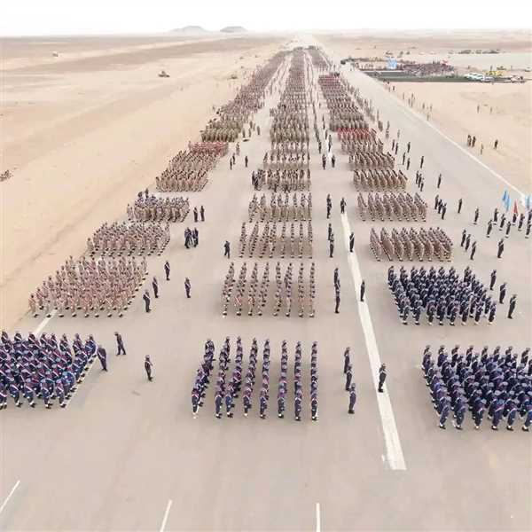 مأرب : عرض عسكري مهيب .. واحتفالات واسعة بالأعياد الوطنية (تقرير)