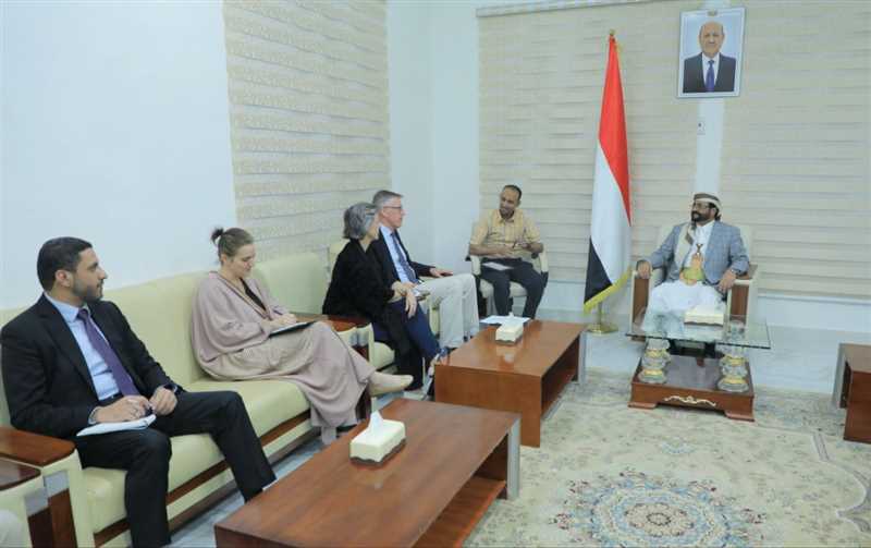 خلال لقائه المستشار العسكري للمبعوث..عضو مجلس القيادة العرادة استعداده فتح طريق  مأرب- صنعاء خلال ٤٨ ساعة