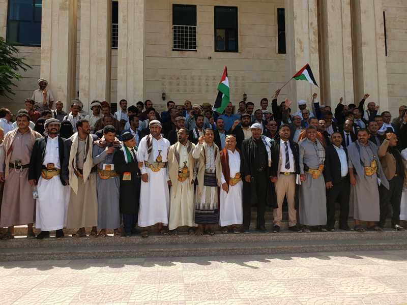 مأرب: وقفة لنقابة المحامين اليمنيين والسلطة القضائية بمأرب تندد بالمجازر الصهيونية بحق الفلسطينيين .