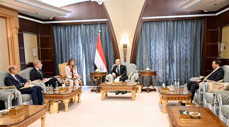 العليمي يؤكد التزام مجلس القيادة والحكومة بدعم الجهود الحميدة للمبعوث الاممي بموجب المرجعيات المتفق عليها وطنيا واقليميا، ودوليا.