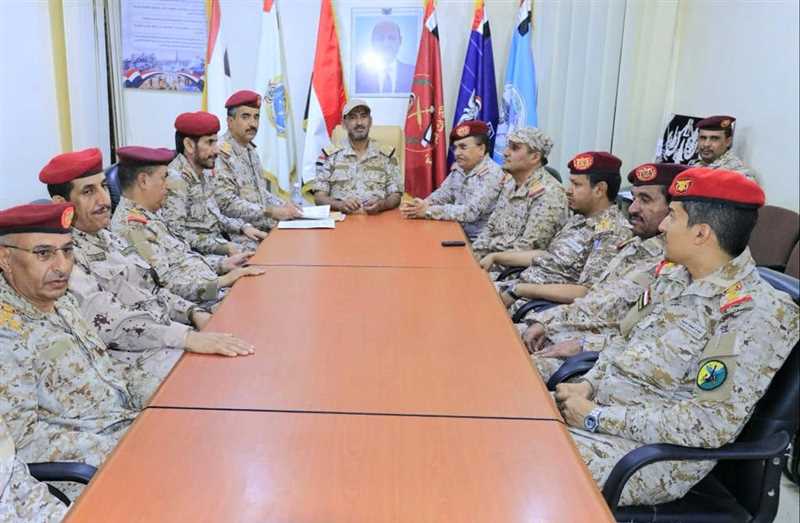 رئيس الأركان يترأس اجتماعا لرؤساء الهيئات وقادة المناطق العسكرية