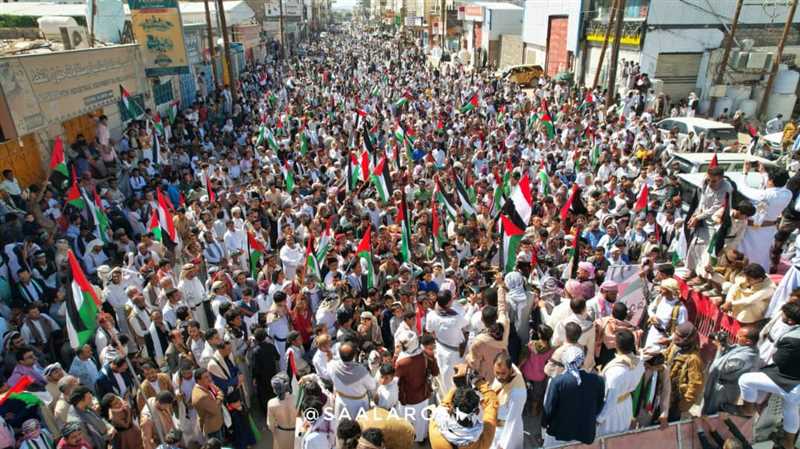 مأرب :وقفة تضامنية مع الشعب الفلسطيني تدين وتستنكر الموقف الامريكي المنحاز للكيان الصهيوني والداعمة لعدوانه الاجرامي ضد غزة .