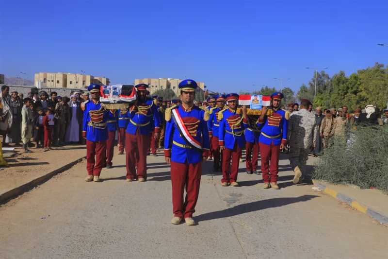 تشييع رسمي وشعبي لكوكبة من شهداء القوات المسلحة بمارب الذي قضوا بنيران العناصر التخريبية.