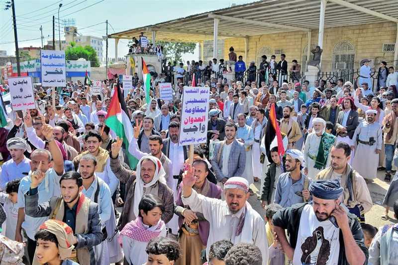 مارب وقفة تضامنية تطالب بسرعة ايقاف الحرب واستنكرت الدعم المستمر لجرائم الاحتلال الإسرائيلي ضد أبناء غزة .