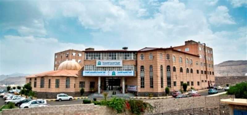 صنعاء.. رئيس جامعة العلوم الحوثي الجديد يدشن مهمته بتدريب الطلاب على الأسلحة