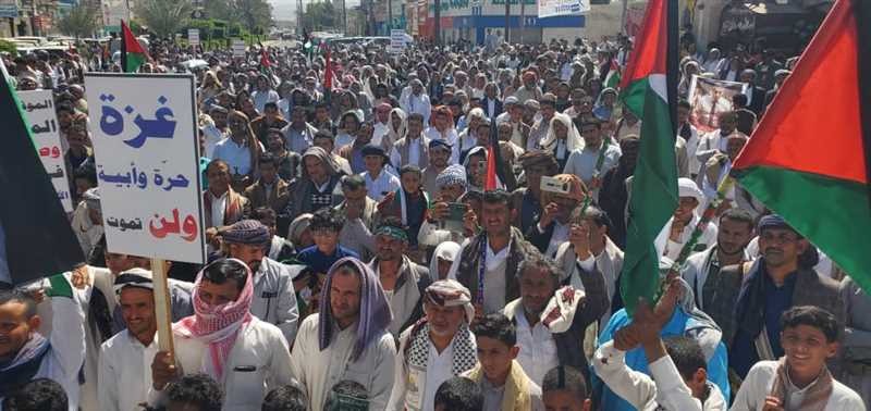 مارب وقفة تضامنية مع الشعب الفلسطيني تطالب بسرعة إيقاف حرب الابادة الجماعية التي يرتكبها الكيان الصهيوني.