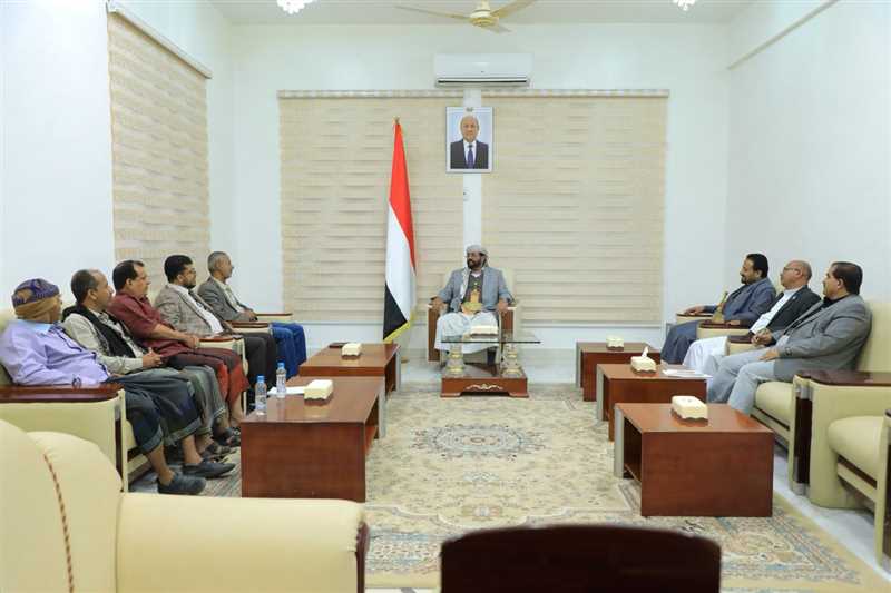 عضو مجلس القيادة الرئاسي العرادة يناقش مع وكيلي وزارة الصحة وضع القطاع الصحي واحتياجاته الأساسية