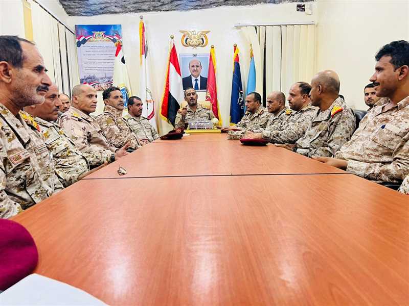 رئيس الأركان يوجه بتعزيز اليقظة والاستعداد القتالي والتعامل الحازم مع تصعيدات اية تصعيد للحوثيين.