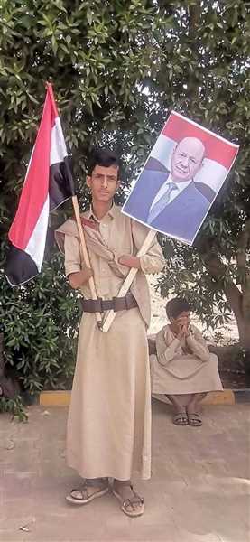 وزير الأوقاف يكرم شاباً في مأرب.